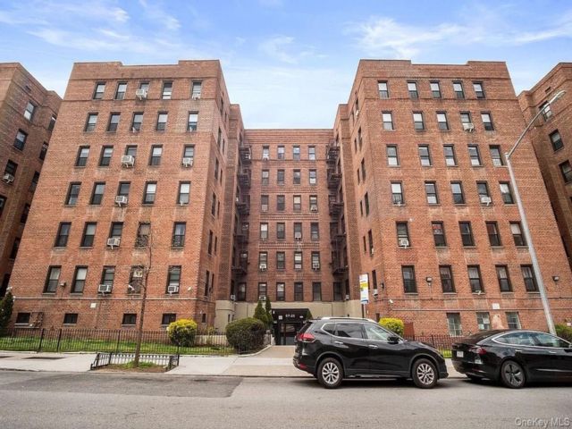  3 BR,  2.00 BTH &nbsp;Condo style home in Rego Park