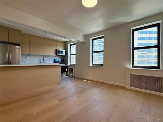  3 BR,  2.00 BTH &nbsp;Condo style home in Rego Park