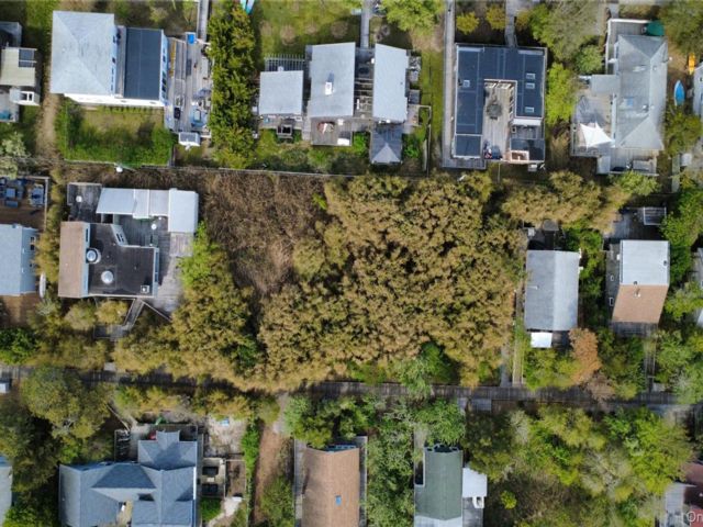 Lot <b>Size:</b>  &nbsp;House style home in Fair Harbor