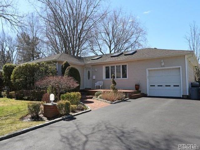  3 BR,  2.00 BTH &nbsp;Exp ranch style home in Jericho