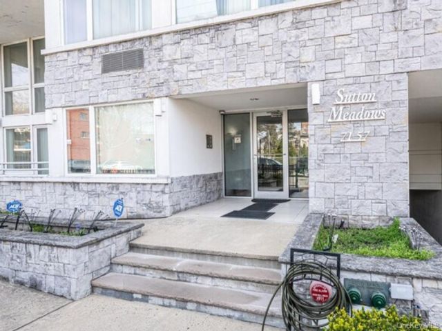  2 BR,  2.00 BTH &nbsp;Contemporary style home in Fresh Meadows