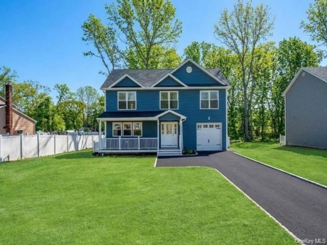  6 BR,  4.00 BTH &nbsp;Includes legal  style home in Shirley