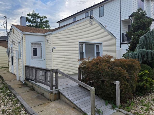  4 BR,  1.00 BTH &nbsp;Ranch style home in Long Beach
