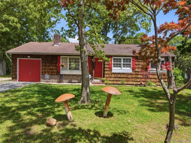  2 BR,  2.00 BTH &nbsp;Ranch style home in Port Jefferson Station