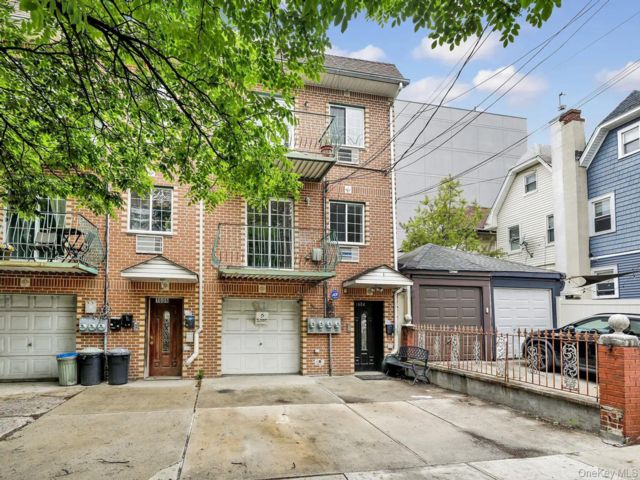  4 BR,  2.00 BTH &nbsp;House style home in Flatlands