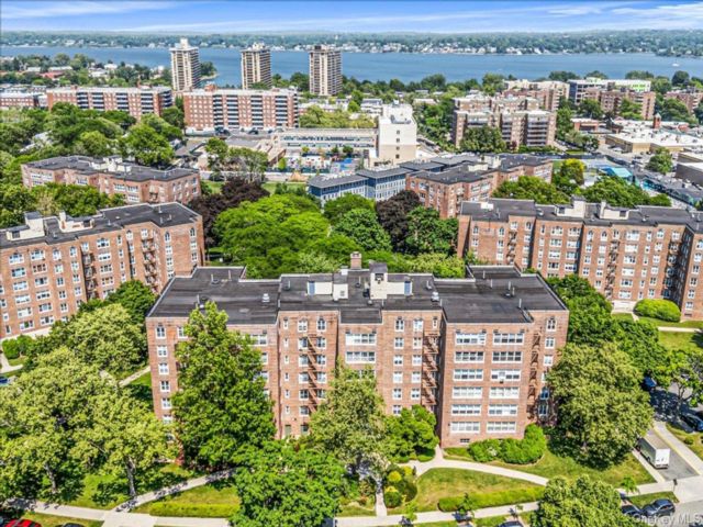  3 BR,  2.00 BTH &nbsp;Other style home in Bayside