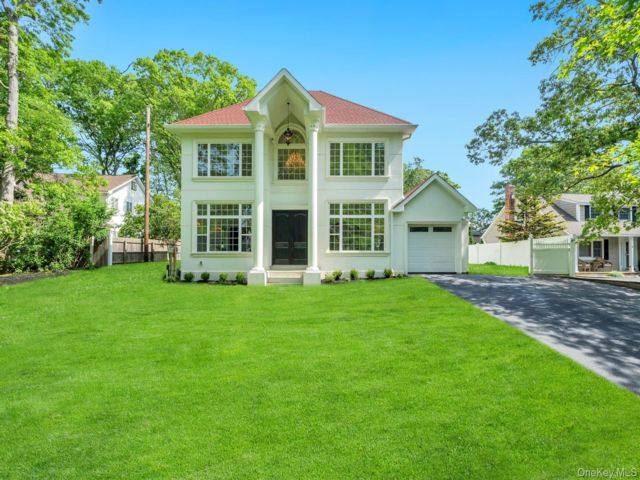  4 BR,  6.00 BTH &nbsp;Colonial style home in Lake Grove