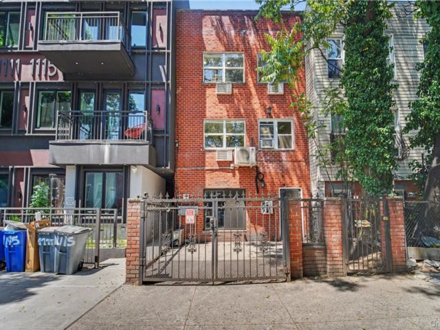  8 BR,  5.00 BTH &nbsp;Modern style home in East New York