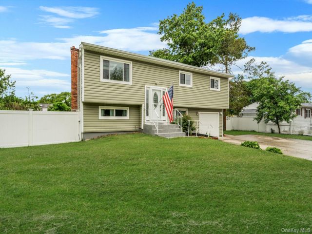  4 BR,  2.00 BTH &nbsp;Hi ranch style home in Selden