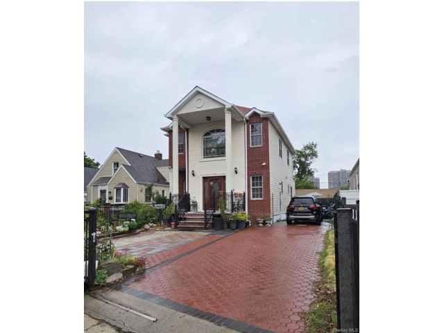  4 BR,  5.00 BTH &nbsp;Colonial style home in New Hyde Park