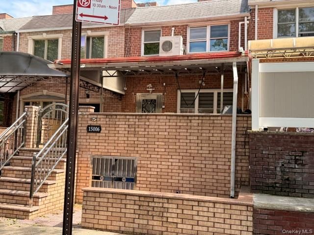 4 BR,  3.00 BTH &nbsp;House style home in Kew Garden Hills