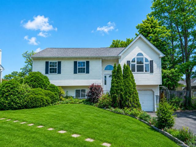  4 BR,  3.00 BTH &nbsp;Hi ranch style home in Farmingville