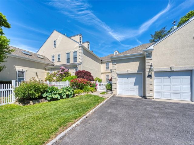  5 BR,  4.00 BTH &nbsp;House style home in Glen Cove