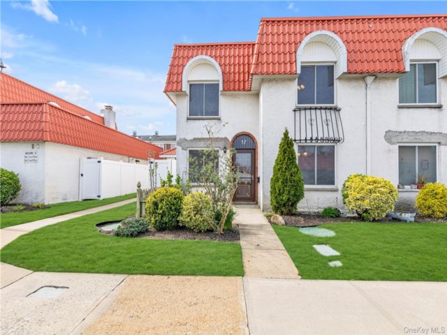  2 BR,  2.00 BTH &nbsp;Condo style home in Oceanside