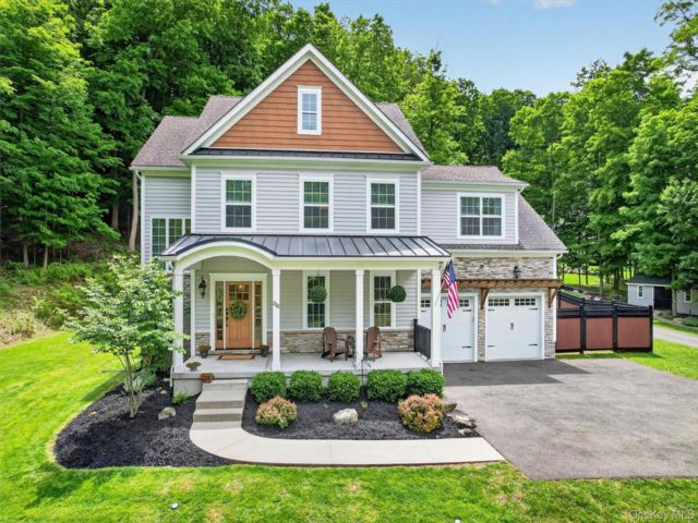  4 BR,  4.00 BTH &nbsp;Colonial style home in Cornwall On Hudson