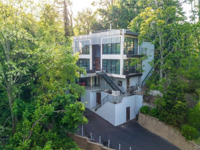  4 BR,  4.00 BTH &nbsp;Modern style home in Glenwood Landing