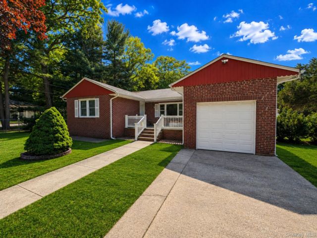  3 BR,  2.00 BTH &nbsp;Exp ranch style home in Centereach