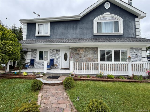  3 BR,  2.00 BTH &nbsp;Colonial style home in Bethpage