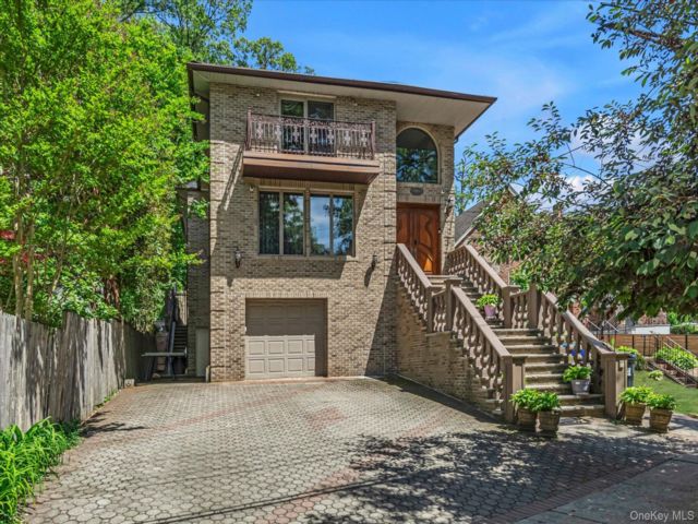  3 BR,  4.00 BTH &nbsp;Colonial style home in Jamaica