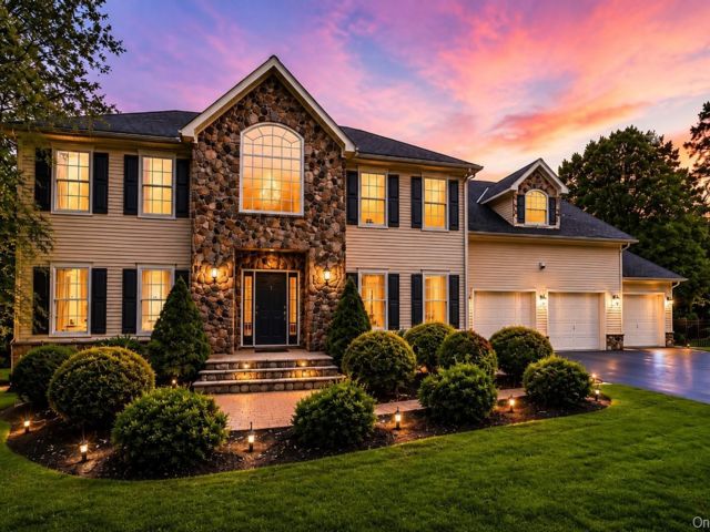  5 BR,  4.00 BTH &nbsp;Colonial style home in Highland Mills