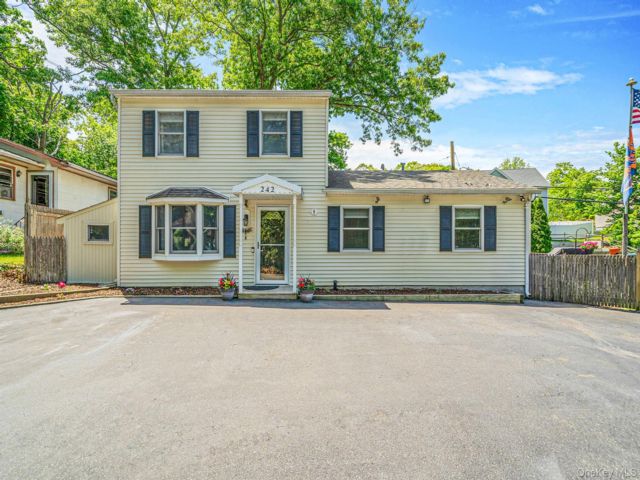  3 BR,  2.00 BTH &nbsp;Colonial style home in Sound Beach