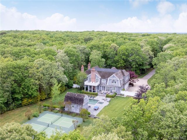  6 BR,  7.00 BTH &nbsp;Estate style home in Bridgehampton