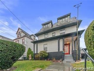  8 BR,  5.00 BTH &nbsp;Colonial style home in Fleetwood