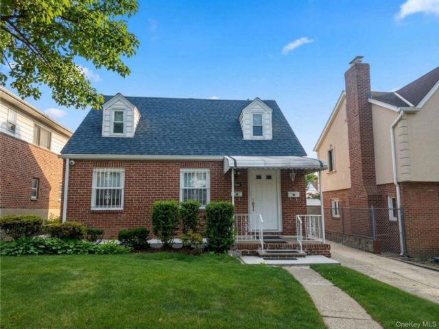  2 BR,  1.00 BTH &nbsp;Cape cod style home in Hollis Hills
