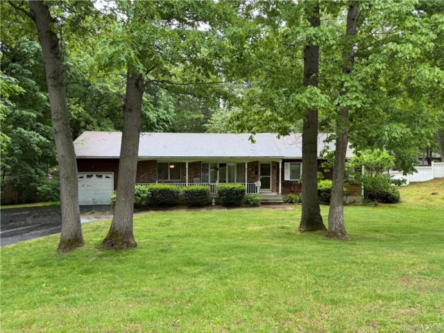  3 BR,  2.00 BTH &nbsp;Ranch style home in Saint James