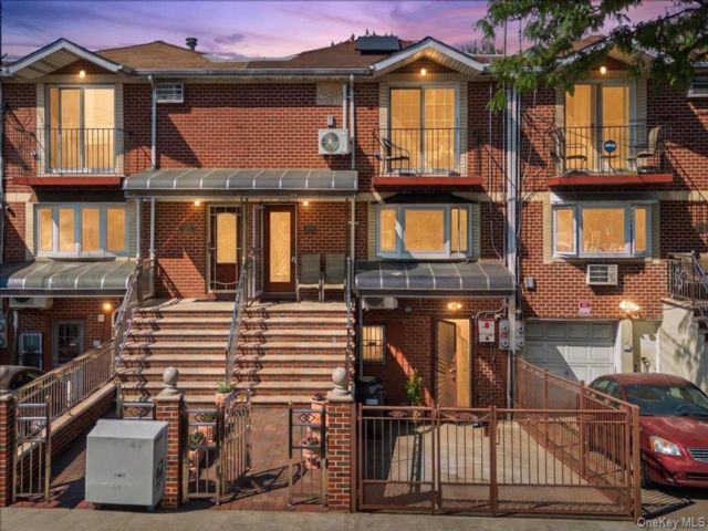 6 BR,  5.00 BTH &nbsp;House style home in Canarsie
