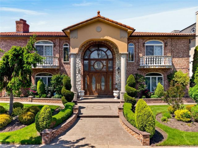  5 BR,  4.00 BTH &nbsp;Contemporary style home in Whitestone
