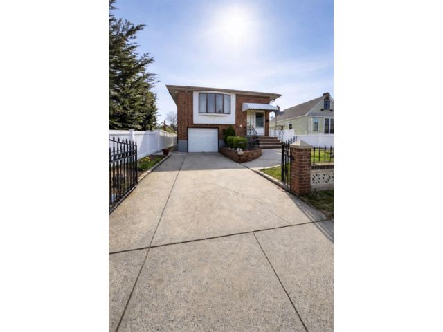  4 BR,  2.00 BTH &nbsp;Hi ranch style home in Elmont
