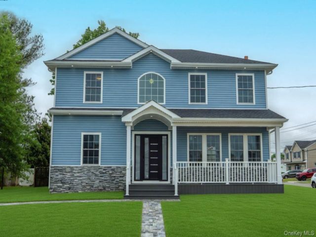  5 BR,  3.00 BTH &nbsp;Colonial style home in Bethpage