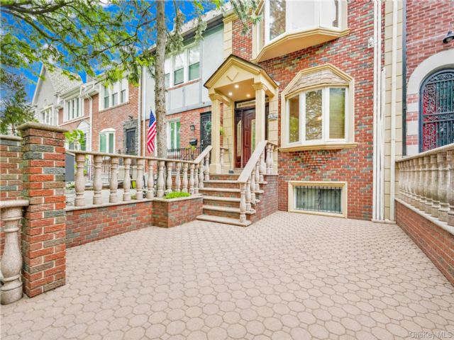  3 BR,  2.00 BTH &nbsp;House style home in Astoria