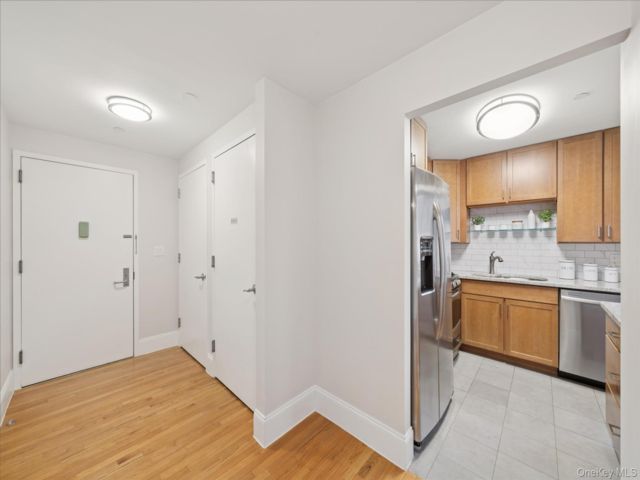  2 BR,  2.00 BTH &nbsp;Condo style home in Kew Gardens