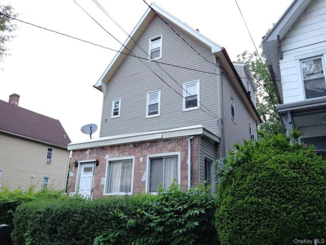  5 BR,  2.00 BTH &nbsp;Colonial style home in Mount Vernon