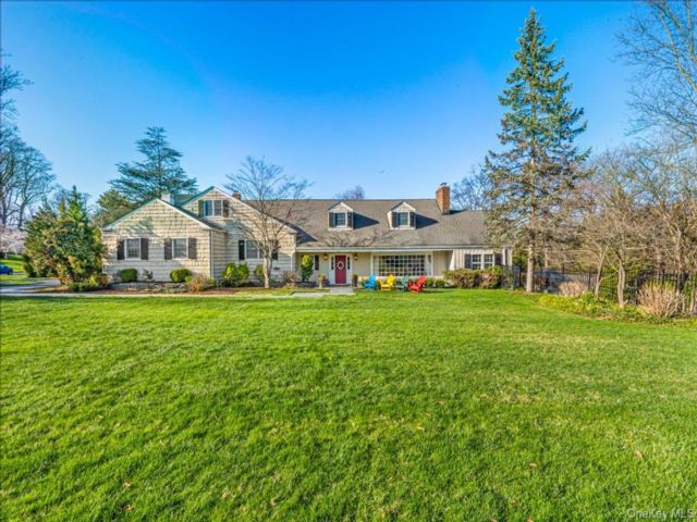  5 BR,  6.00 BTH &nbsp;Farmhouse style home in Manhasset