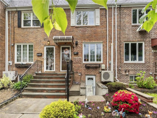  2 BR,  2.00 BTH &nbsp;Colonial style home in Whitestone