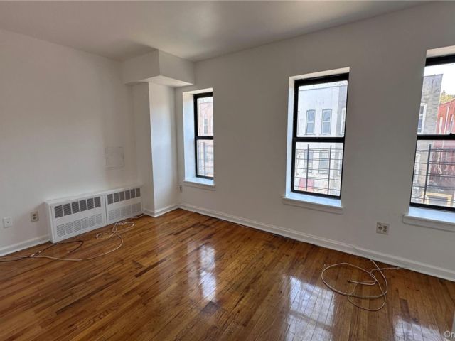  3 BR,  2.00 BTH &nbsp;Colonial style home in Brownsville