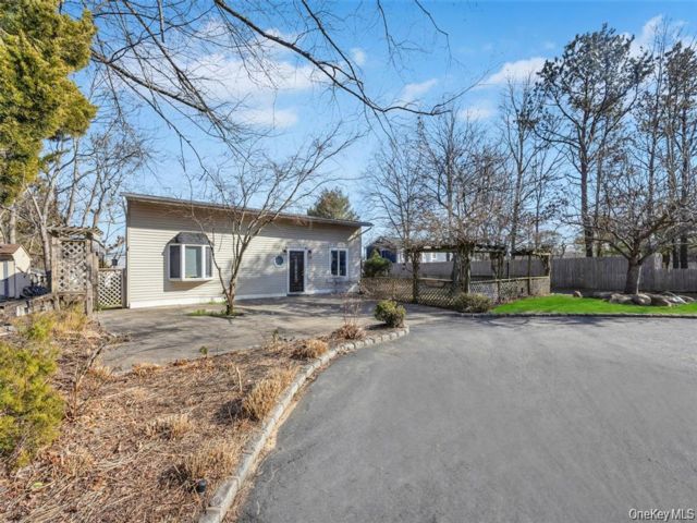  5 BR,  2.00 BTH &nbsp;Ranch style home in Patchogue