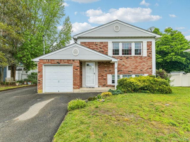  5 BR,  2.00 BTH &nbsp;Hi ranch style home in Islip Terrace