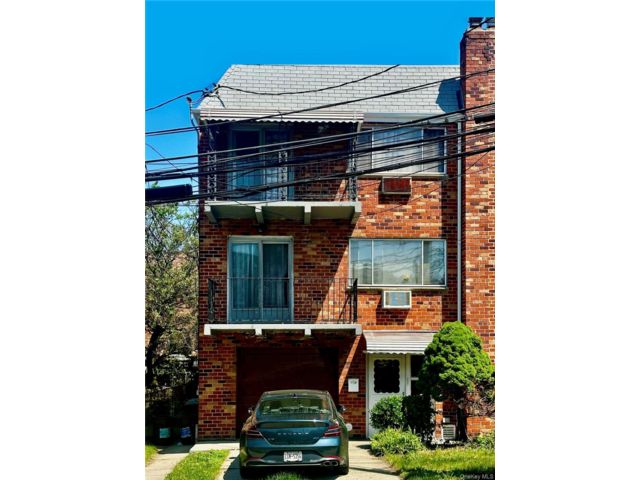  7 BR,  5.00 BTH &nbsp;House style home in Middle Village