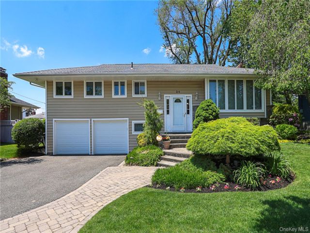  4 BR,  3.00 BTH &nbsp;Hi ranch style home in Old Bethpage