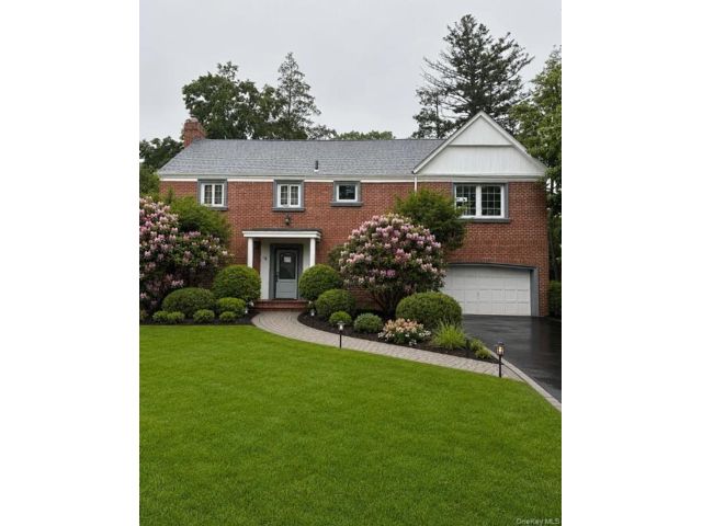  4 BR,  5.00 BTH &nbsp;Colonial style home in Great Neck