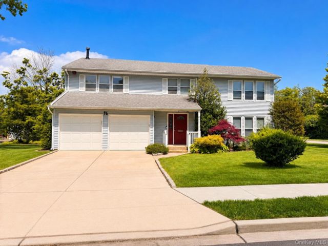  4 BR,  4.00 BTH &nbsp;Colonial style home in Lawrence