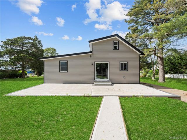  4 BR,  3.00 BTH &nbsp;Colonial style home in Islip Terrace