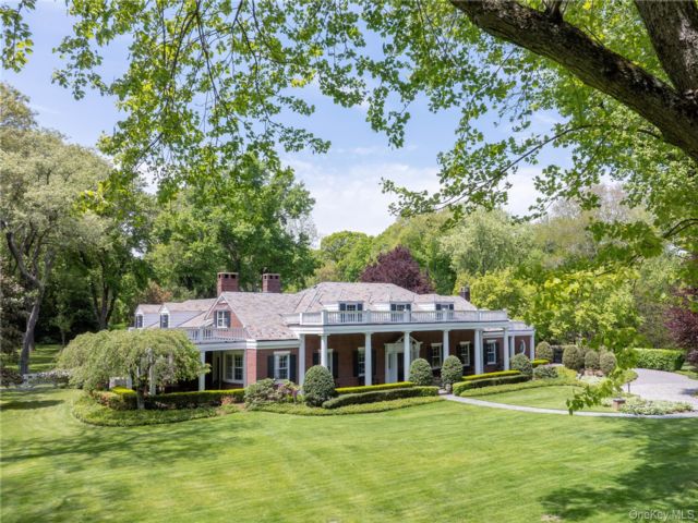 6 BR,  5.00 BTH &nbsp;Estate style home in Locust Valley