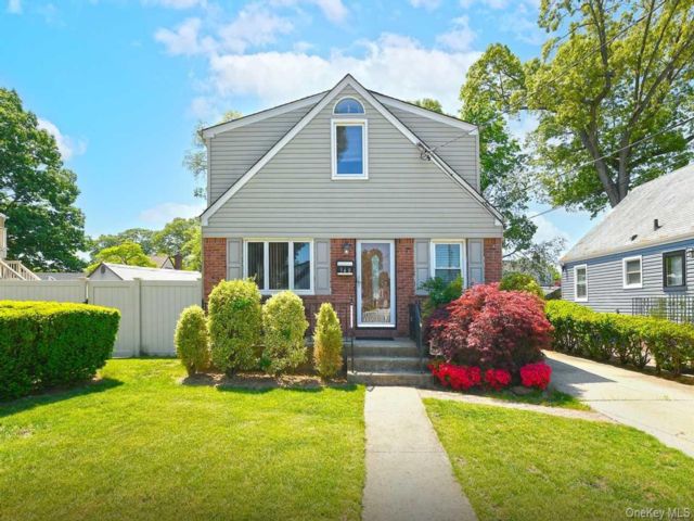  4 BR,  3.00 BTH &nbsp;Colonial style home in South Hempstead