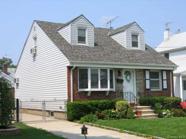  4 BR,  2.00 BTH &nbsp;Cape cod style home in Mineola