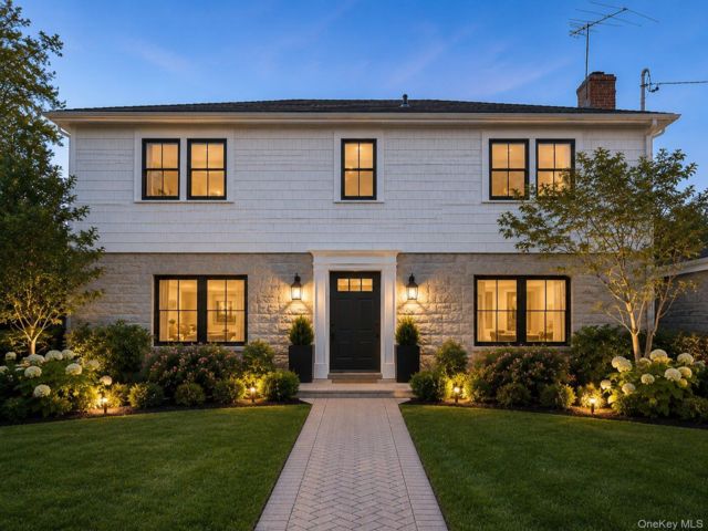  5 BR,  3.00 BTH &nbsp;Colonial style home in Lawrence